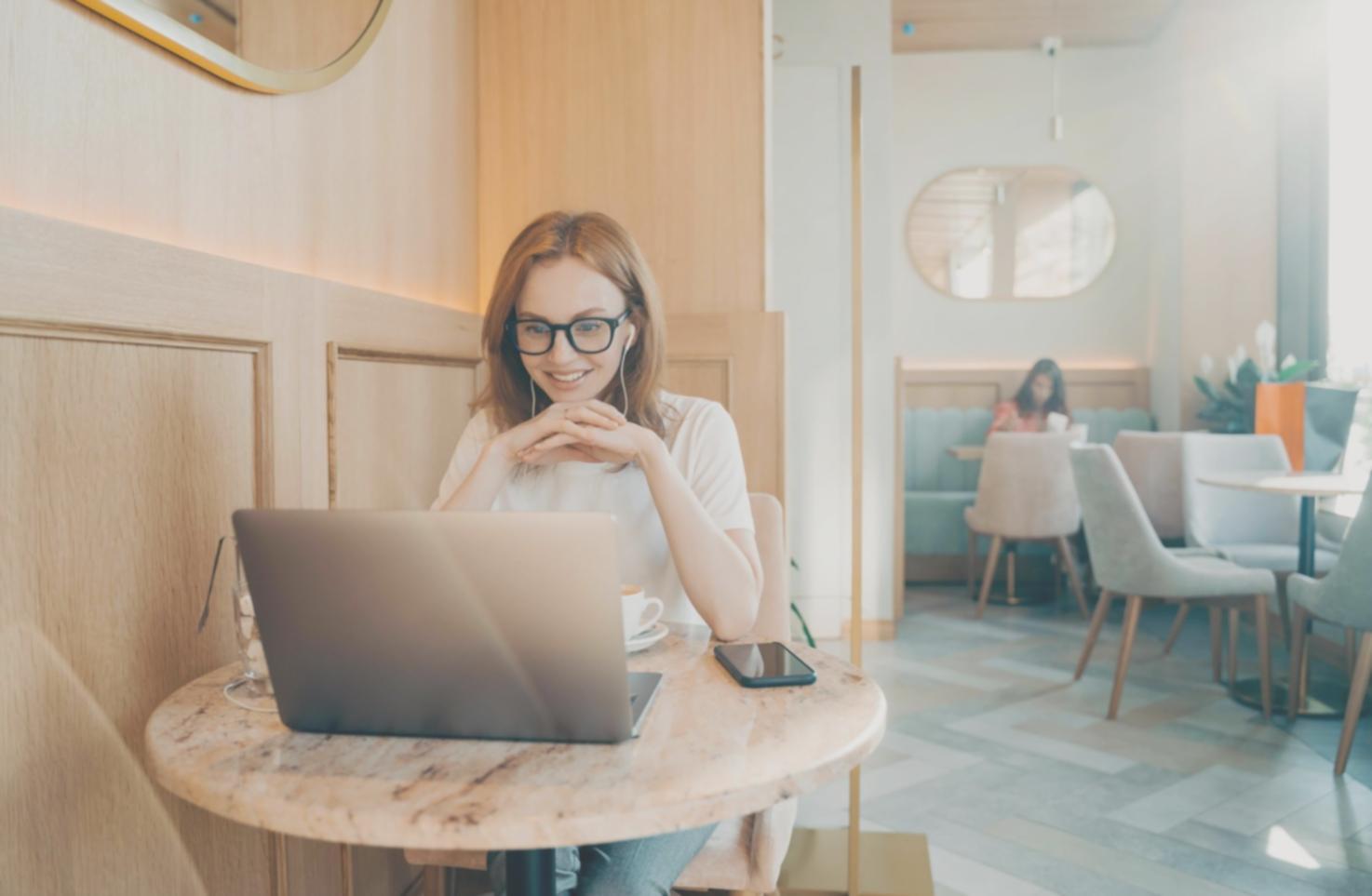 Professional training session showing collaborative learning environment for fundamental analysis education